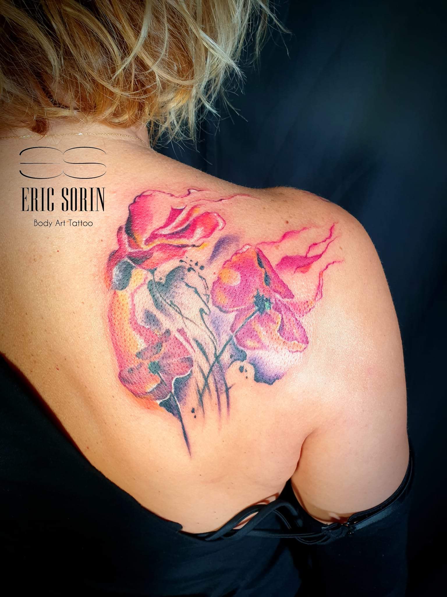 Tatuaj color flori